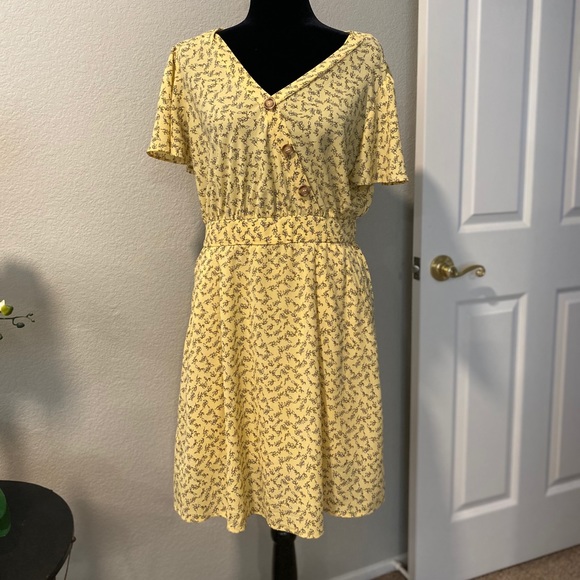 Charming Charlie Dresses & Skirts - 2/$20 Yellow Short Sleeve V Neck Dress